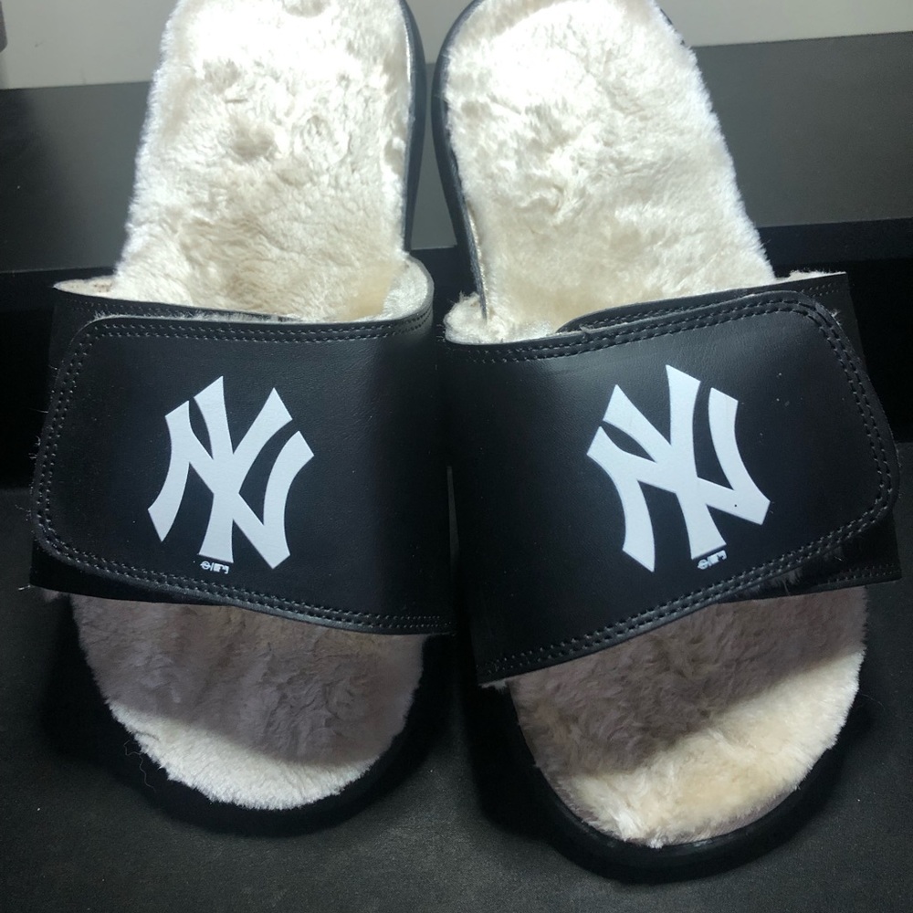 New York Yankee navy blue / tan fur slides
